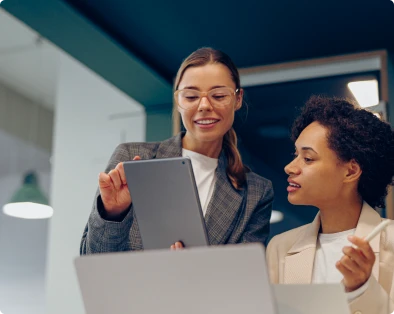 Discussion professionnelle autour de documents, illustrant l’accompagnement en comptabilité, audit et conseil.