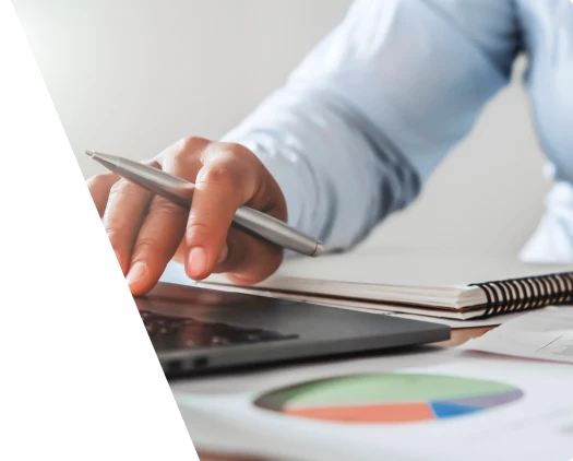 Tenue comptable et révision des comptes avec préparation des bilans, reporting et pilotage financier.