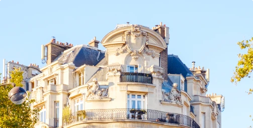 Façade d’immeuble haussmannien représentatif du secteur immobilier et de la gestion de patrimoine.