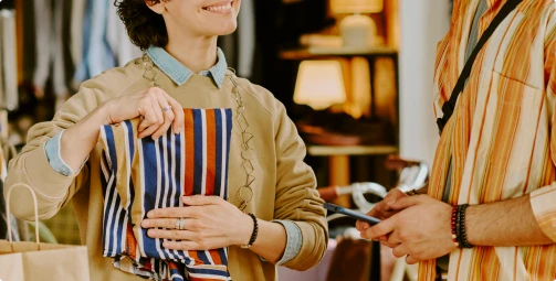 Commerçante en interaction avec un client, illustrant l’accompagnement des TPE et PME dans leur gestion.