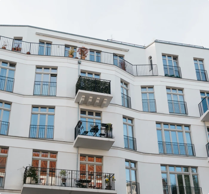 Immeuble résidentiel contemporain avec balcons, illustrant le secteur immobilier et la gestion de SCI et de patrimoine.